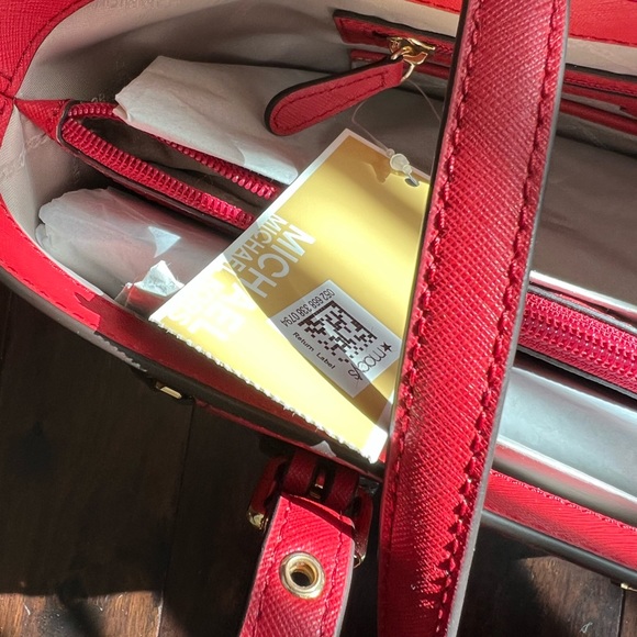 Brand new Micheal Kors tote!Wristlet wallet available as well in good condition - Picture 5 of 9